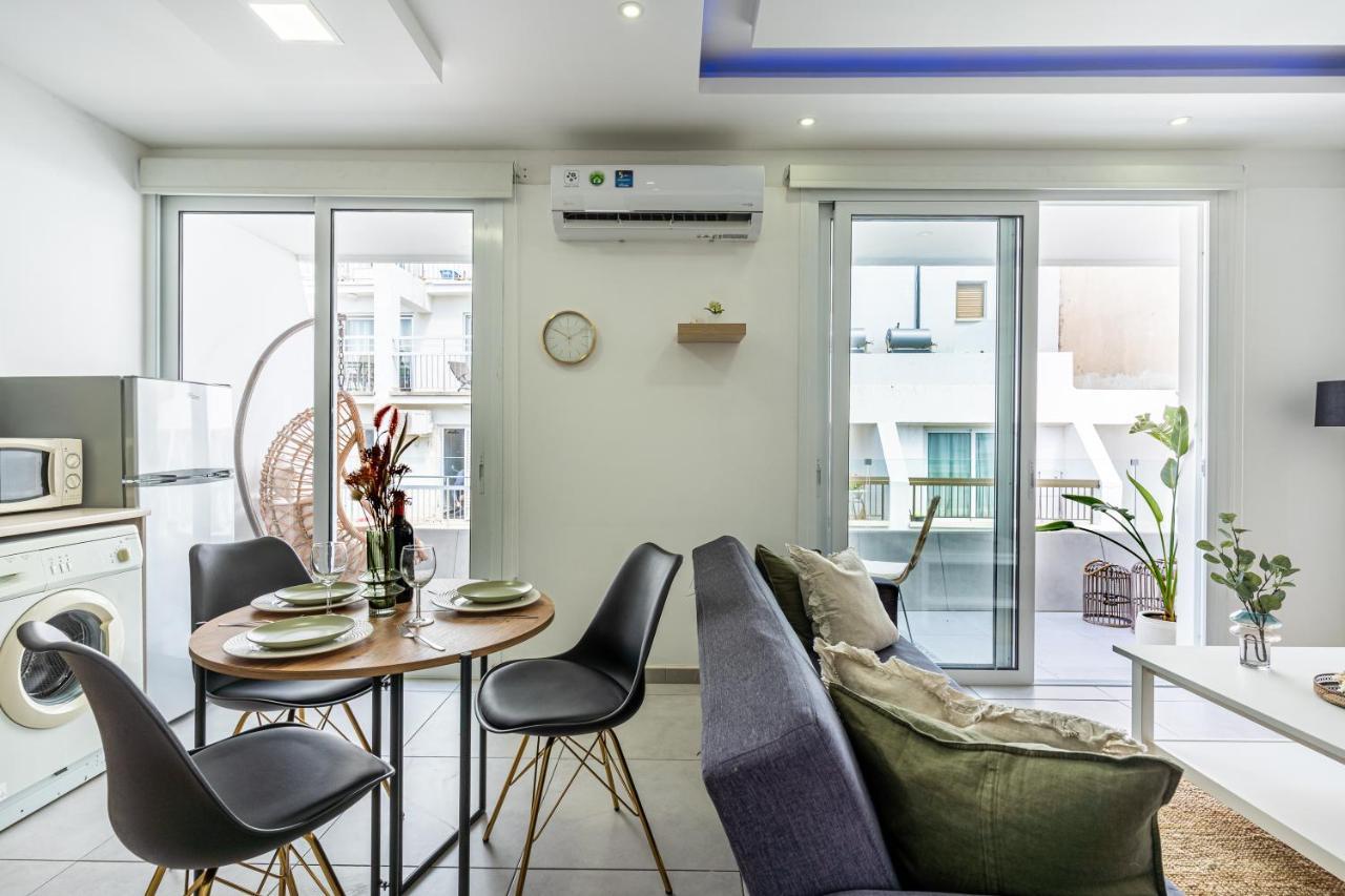 Beach Daze 1-Br Apt By Finikoudes Beach Larnaca Exteriör bild