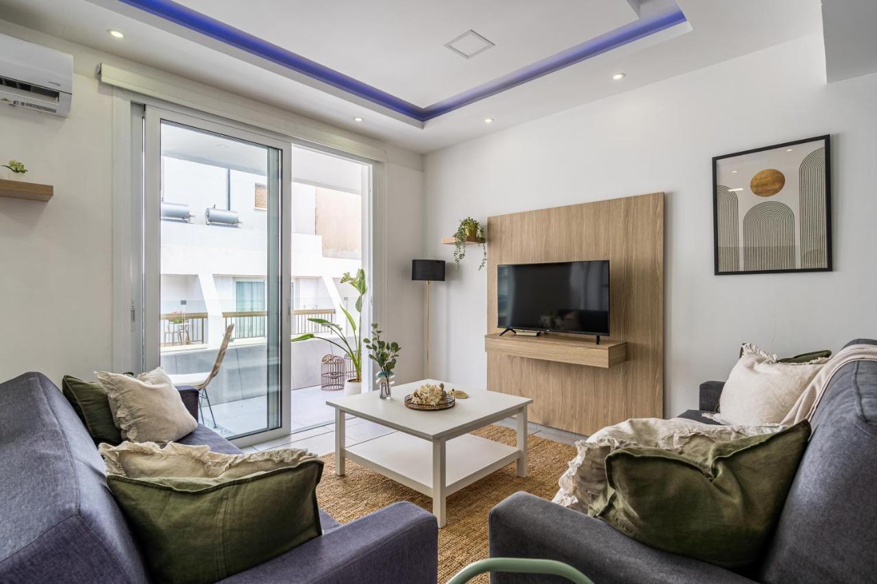 Beach Daze 1-Br Apt By Finikoudes Beach Larnaca Exteriör bild
