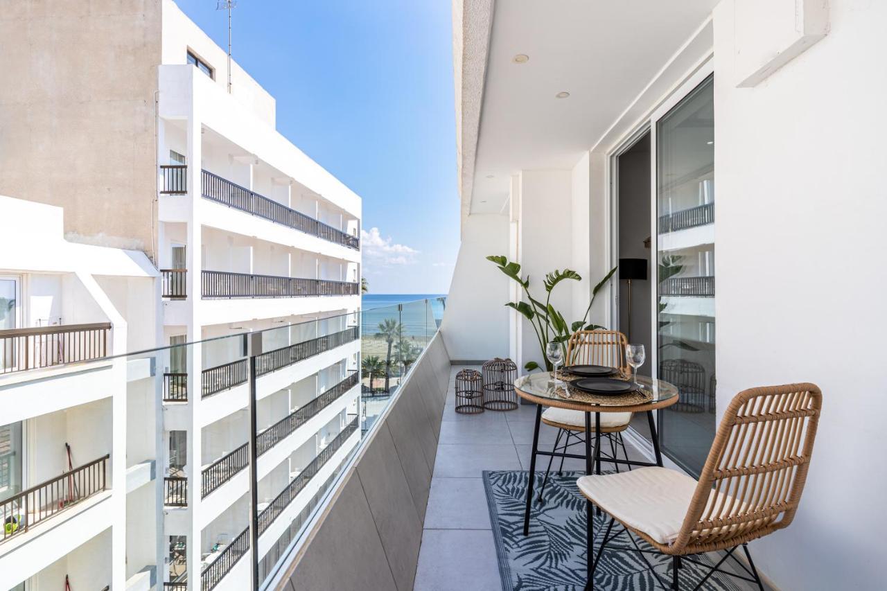 Beach Daze 1-Br Apt By Finikoudes Beach Larnaca Exteriör bild
