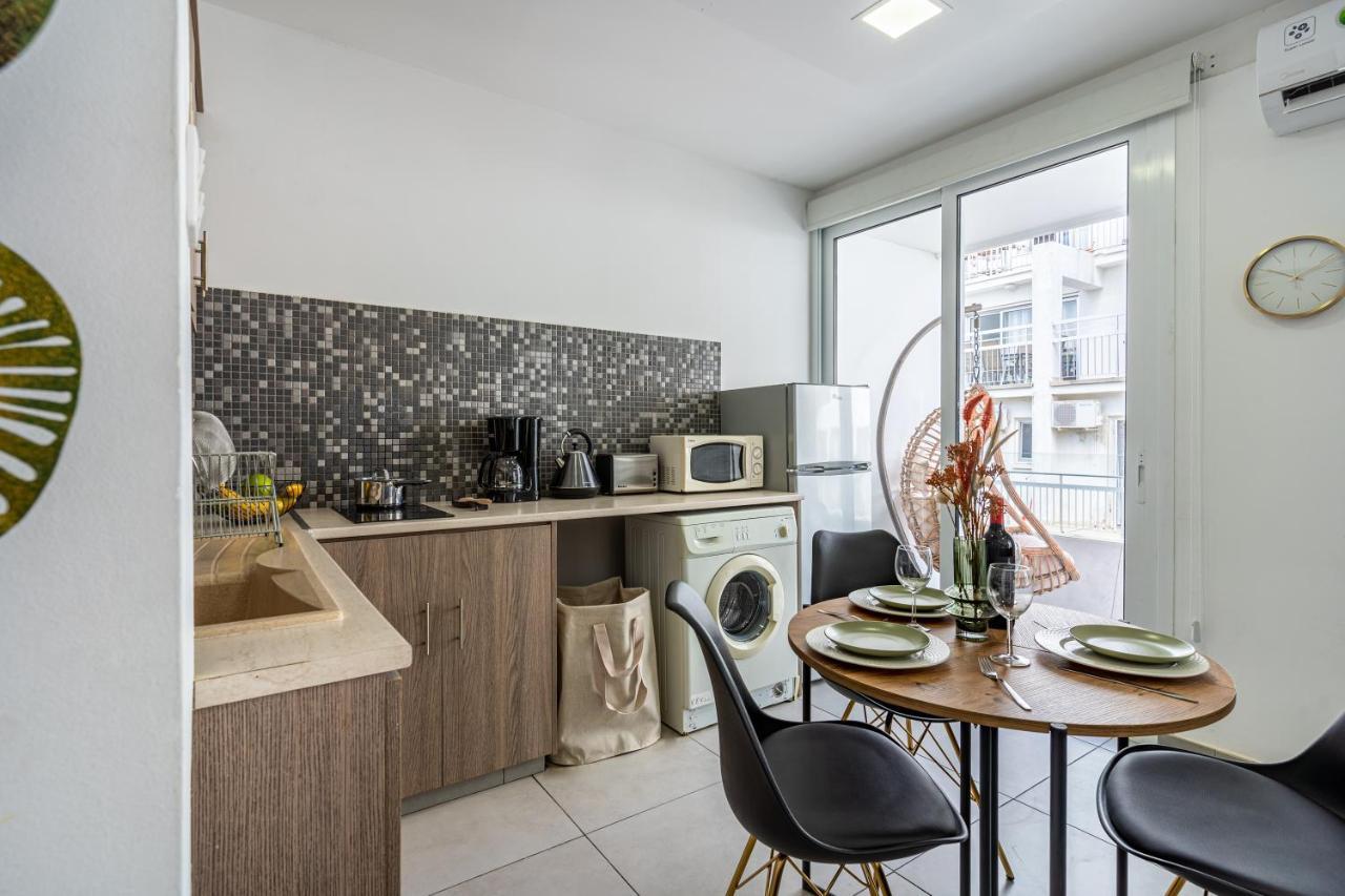 Beach Daze 1-Br Apt By Finikoudes Beach Larnaca Exteriör bild