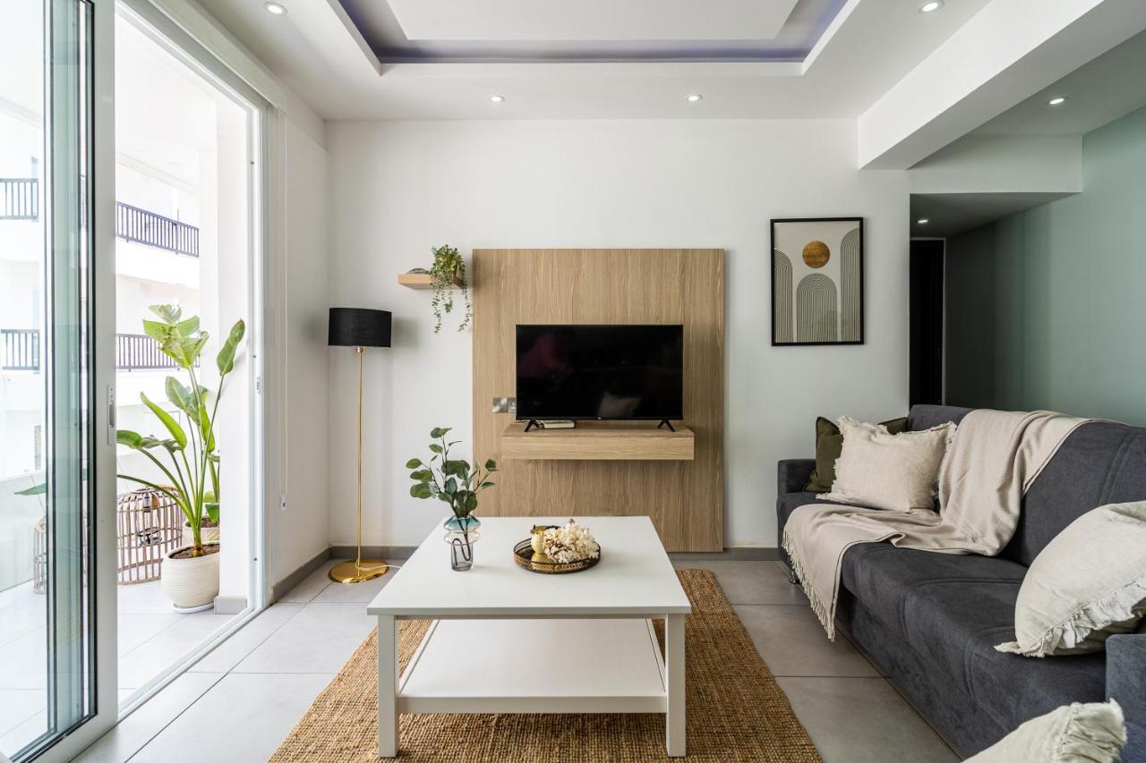 Beach Daze 1-Br Apt By Finikoudes Beach Larnaca Exteriör bild